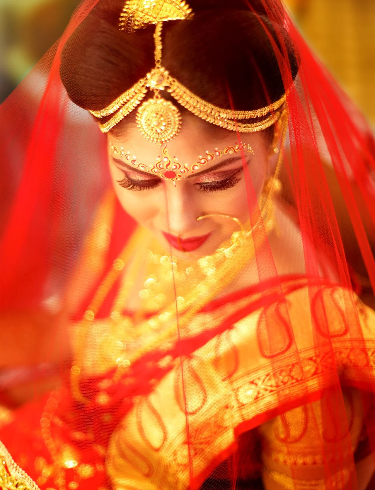 Close-up Wedding Portrait of Dr Debarati Sarkar - Captured by Ranjan Bhattacharya Candid wedding picture of Dr Debarati Sarkar, by the Best Wedding Photographer in Kolkata - Ranjan Bhattacharya