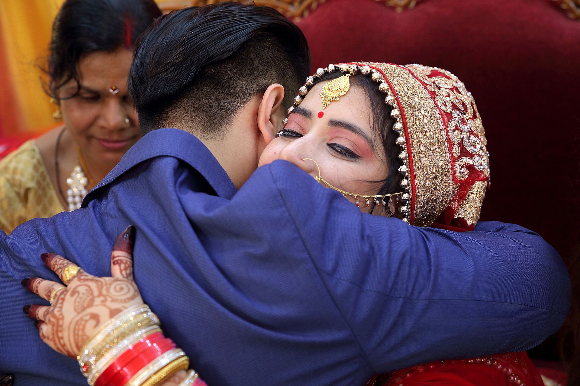 A Bride crying at the Vidayi on her next day of Wedding - photography by Ranjan Bhattacharya